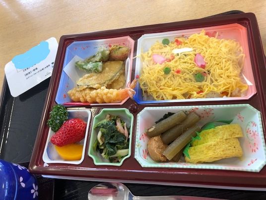 お弁当の食事