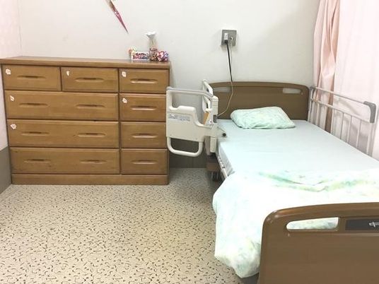 シンプルなベッドの居室