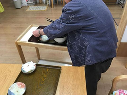 食事を楽しむ様子の居室