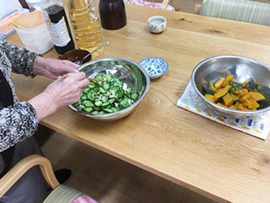調理をする腕が見えるテーブル