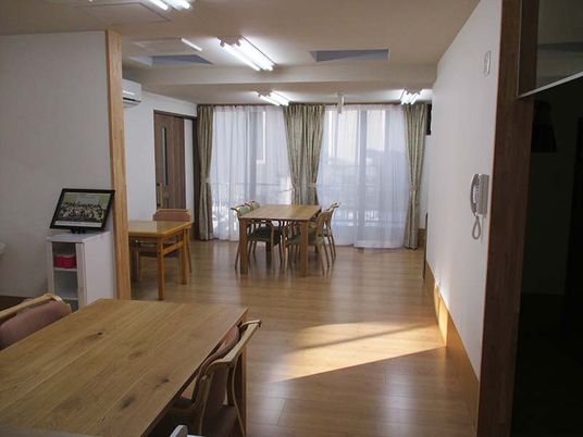 日差しが入る広い部屋