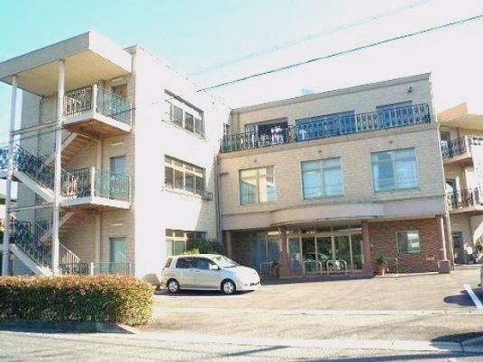 明るく広々とした外観