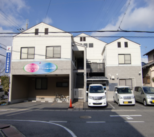 白い建物の外観