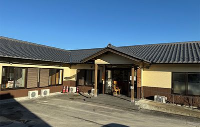 落ち着いた外観の建物