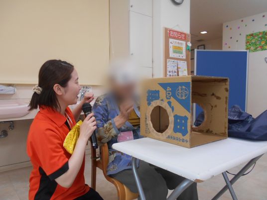 交流の様子を楽しむ人々
