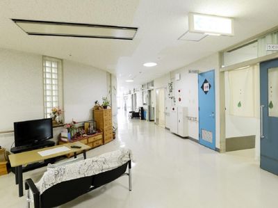明るい長い廊下