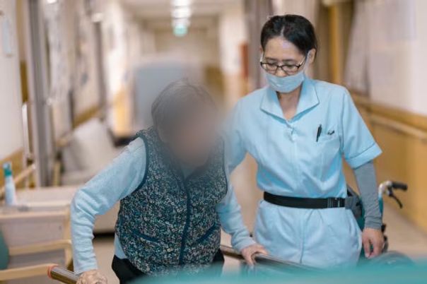 介助中の様子廊下