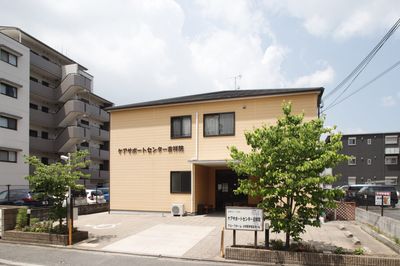 樹木に囲まれた建物外観