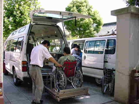 リフト機能付き車両の様子