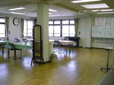 光が差し込む多目的室