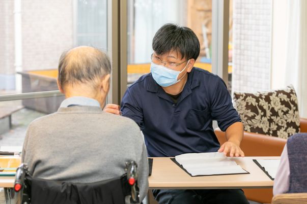 窓際で面談する人々