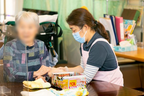 介助の様子が見える室内
