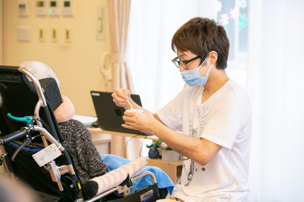 介護士と入居者の様子