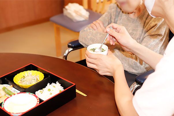 食事を楽しむ様子