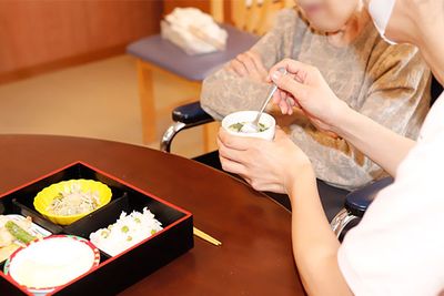 食事を楽しむ様子