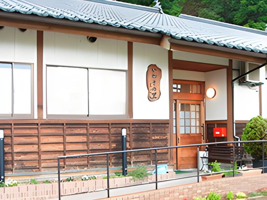 落ち着いた外観の施設