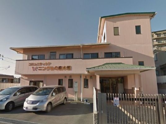 ピンクの壁の建物外観