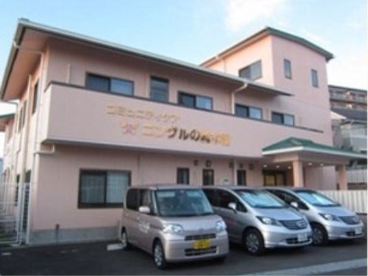 ピンクの建物と駐車場