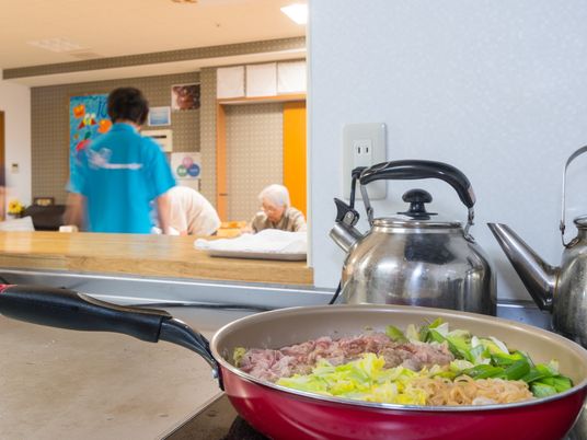 調理中のキッチンカウンター