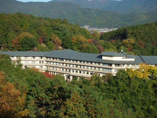自然に囲まれた建物全景
