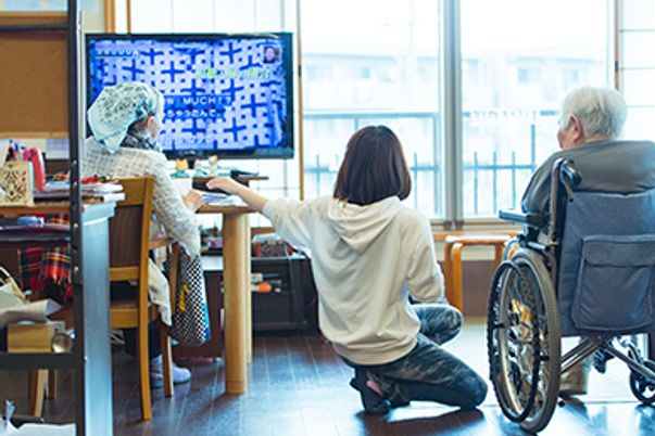 テレビ鑑賞するリビング