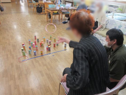 輪投げを楽しむ場面  