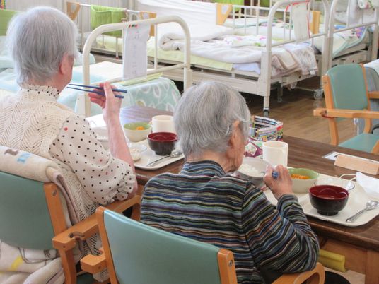 穏やかな食事風景の居室  