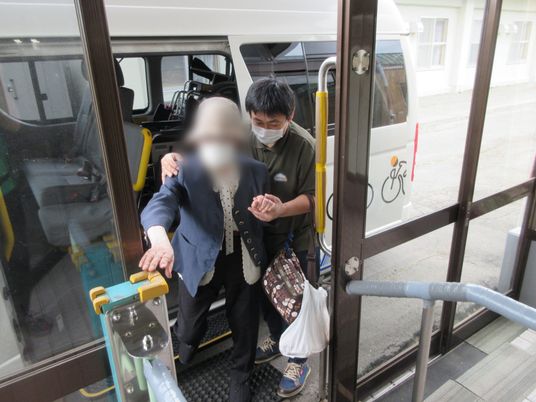 手助けを受ける様子のエントランス