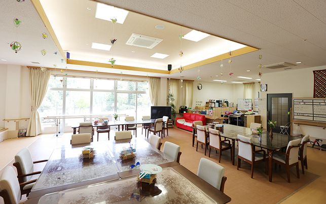 自然光が入る広々とした部屋