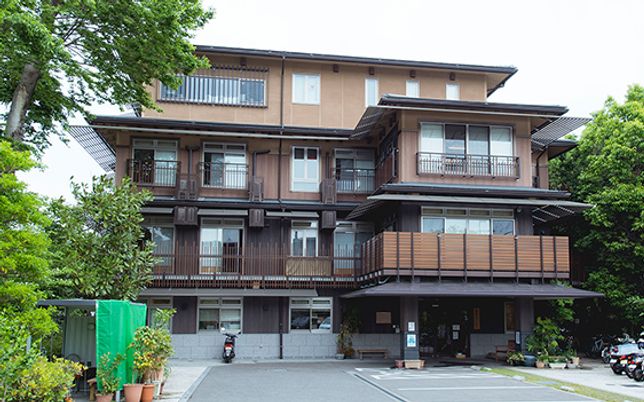 木の温もりある建物外観