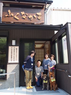 スタッフと施設の入口