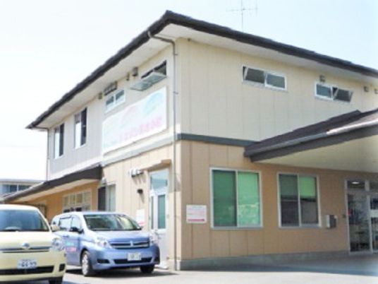 明るい建物の外観
