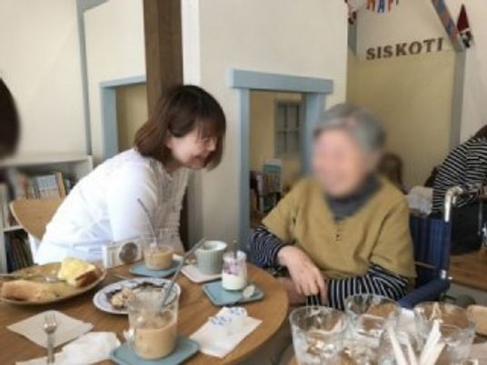 会話を楽しむラウンジ