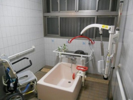 安全が配慮された浴室