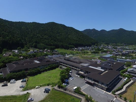 緑に囲まれた建物外観