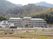 山々に囲まれた建物の外観