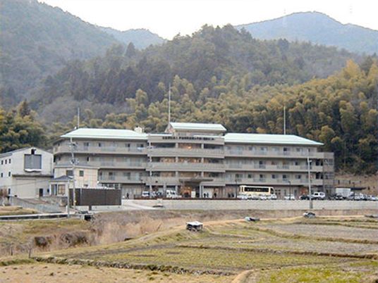 山々に囲まれた建物の外観