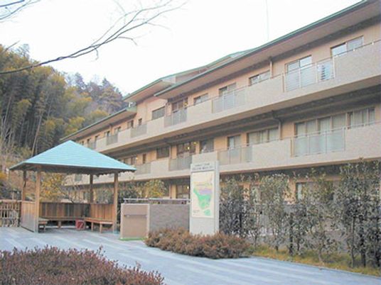 植え込みと建物外観