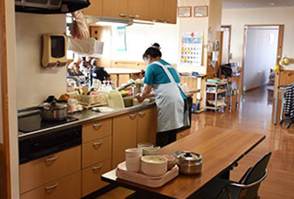 調理中の食堂