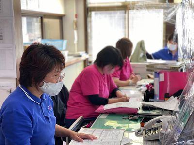 スタッフが業務にあたる様子