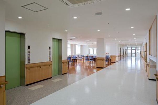 明るく広い廊下