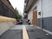 入口へと続く清潔な通路