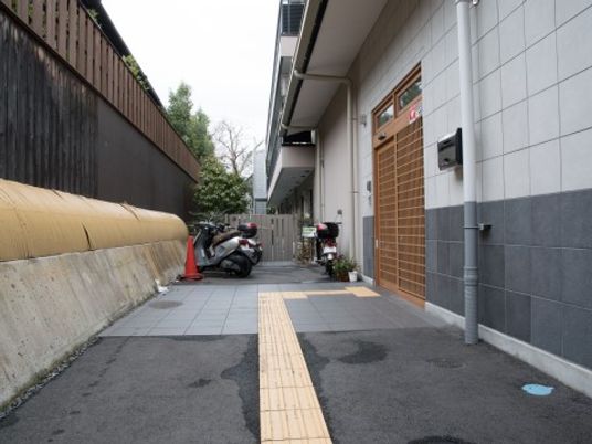 入口へと続く清潔な通路