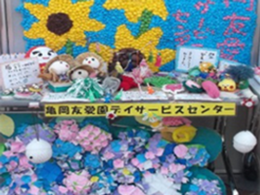 手作りの装飾品が並ぶ看板
