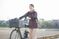 笑顔のスタッフと自転車