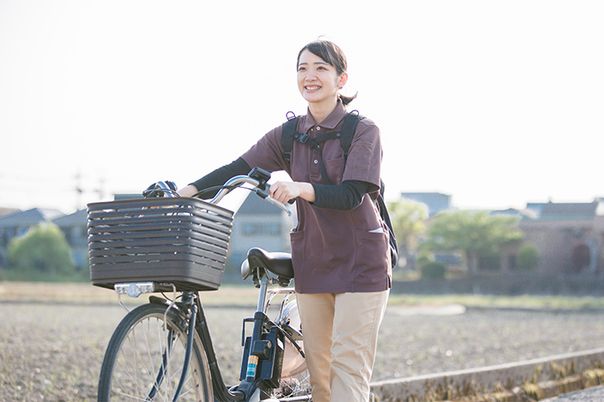笑顔のスタッフと自転車