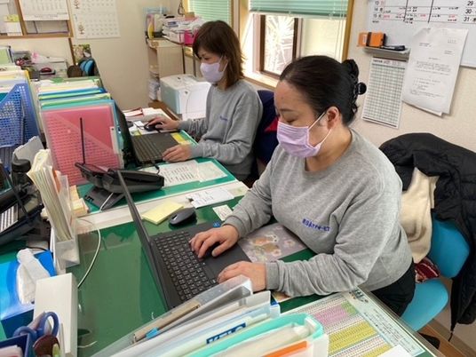 スタッフが働くオフィス