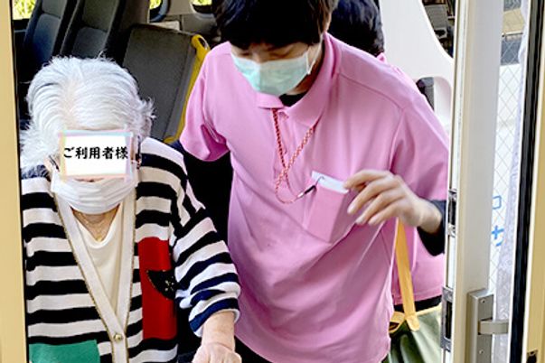 笑顔で支援するスタッフ