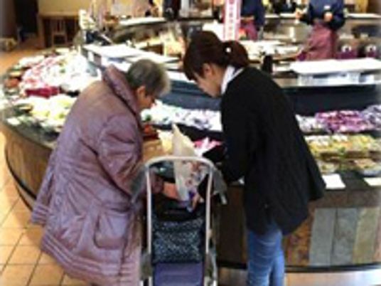 利用者とスタッフのスーパー訪問