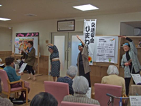 明るい多目的室の様子